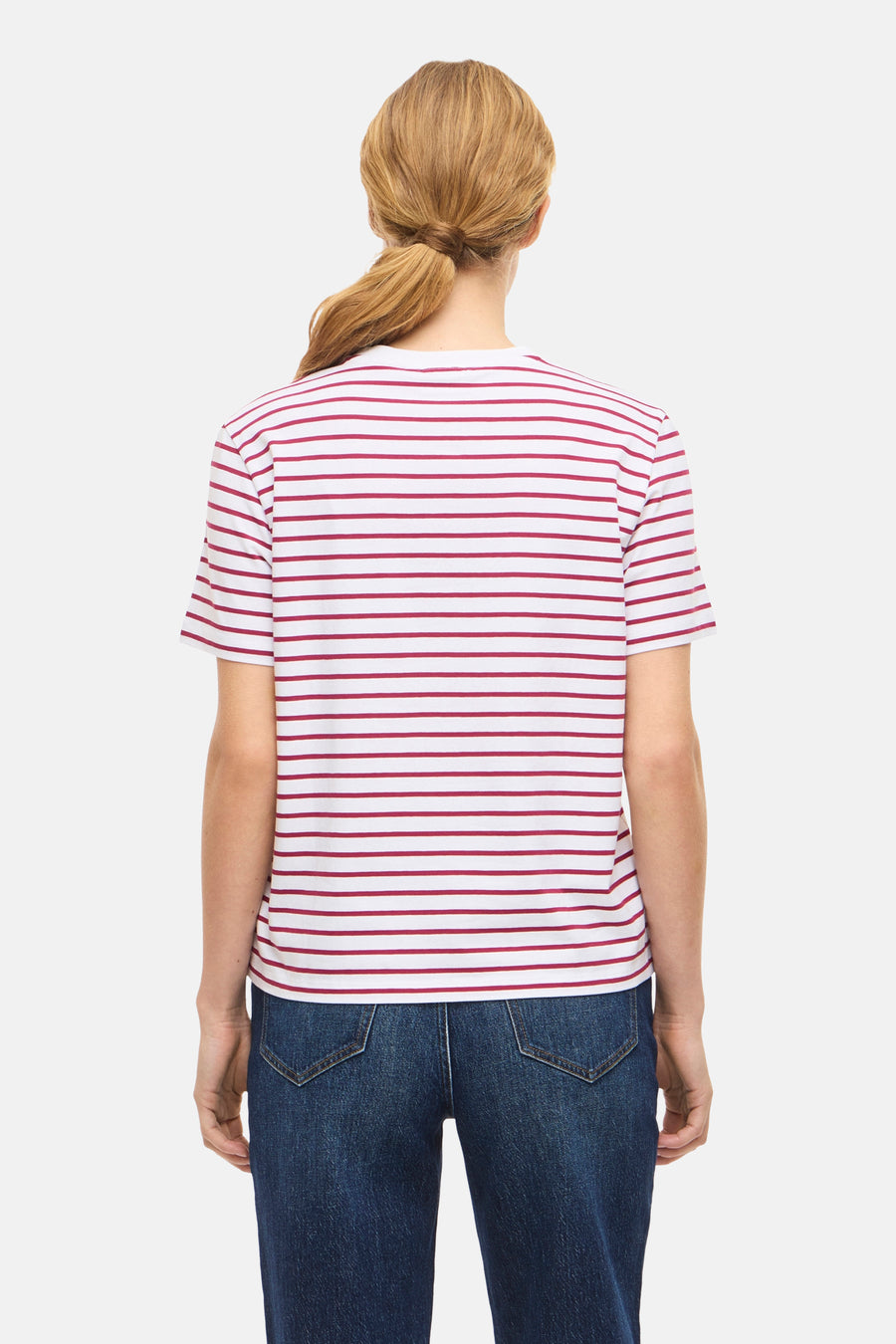 Rood-wit gestreept T-shirt met korte mouwen van VILA®, gezien van achteren, gecombineerd met een donkerblauwe jeans.