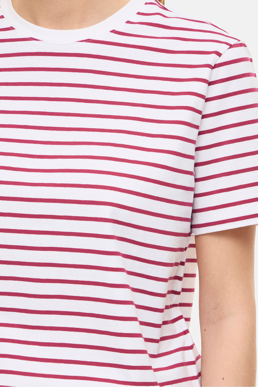 Rood-wit gestreept T-shirt met korte mouwen van VILA®, met ronde hals en rechte pasvorm.
