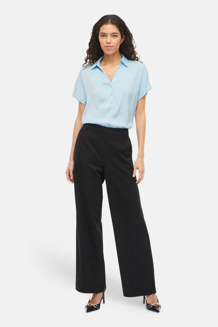 Blauwe blouse met korte mouwen van VILA, met een knoopsluiting aan de voorkant.