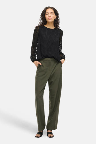 Zwarte blouse met lange mouwen van VILA®, met subtiel, golvend patroon.
