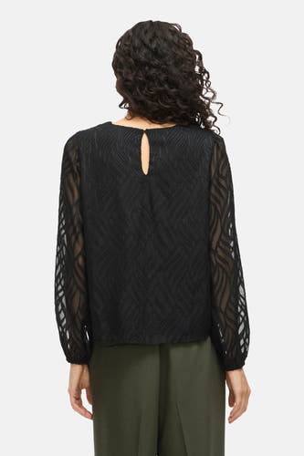 Zwarte blouse met lange mouwen van VILA, met een subtiel patroon en een keyhole detail aan de achterkant.
