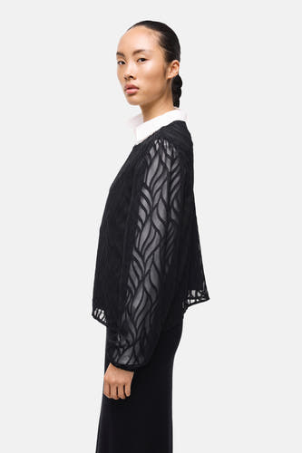 Zwarte blouse met lange mouwen van VILA, met een witte kraag en een decoratief transparant patroon.
