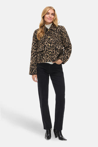 Bruine jas van VILA®, met luipaardprint, gouden knopen en gedragen met zwarte jeans en laarzen.
