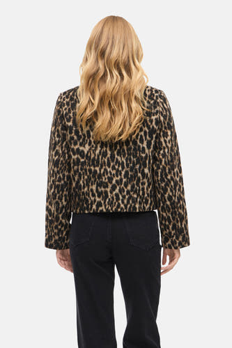Bruine korte jas van VILA® met luipaardprint, te zien op de rug, gecombineerd met een zwarte broek.
