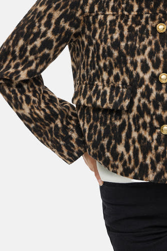 Bruine korte jas van VILA® met luipaardprint, gouden knopen en een reverskraag.
