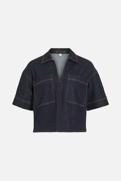 Blouse en denim bleu marine à manches courtes de VILA, avec des poches brodées et des points contrastants.
