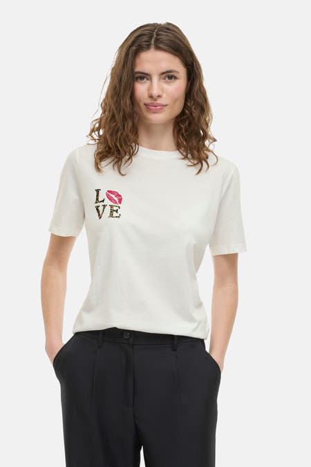 Wit T-shirt met korte mouwen van VILA®, met print van het woord 'Love' en lippen.

