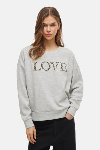 Grijze sweater met ronde hals van VILA, voorzien van een luipaardprint "LOVE" opschrift.
