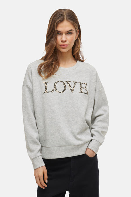 Grijze sweater met ronde hals van VILA, voorzien van een luipaardprint "LOVE" opschrift.
