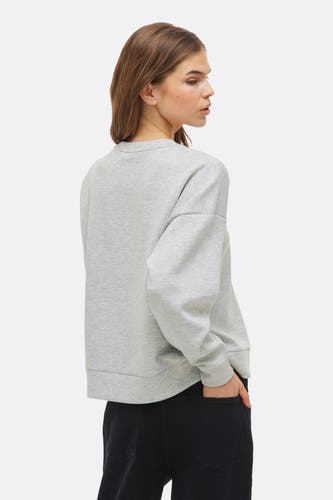 Grijze sweater met ronde hals van VILA, op een model met zwarte broek.