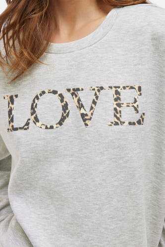Grijze sweater van VILA, met luipaardprint "LOVE" belettering op de voorzijde, cropped close-up.
