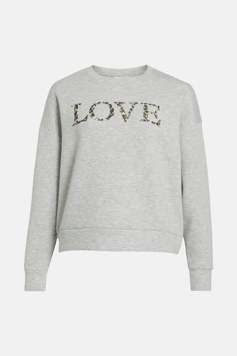 Grijze sweater van VILA met luipaardprint "LOVE" op de voorkant.
