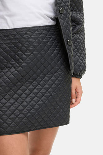 Zwarte korte rok van VILA®, met ruitvormig stiksel en zichtbare hand.
