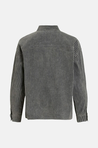 Jeanshemd in donkergrijs denim van VILA, met een fijn gestreept patroon, gezien van achteren.