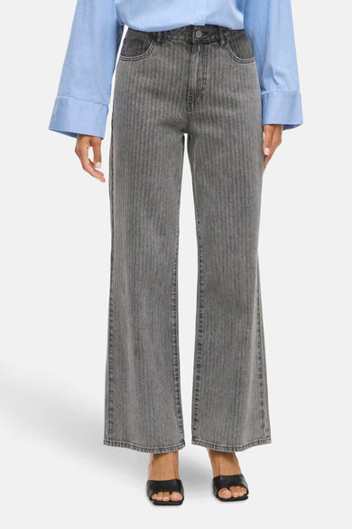 Donkergrijze denim jeans wide van Vila, met verticale strepen en een blauw hemd.