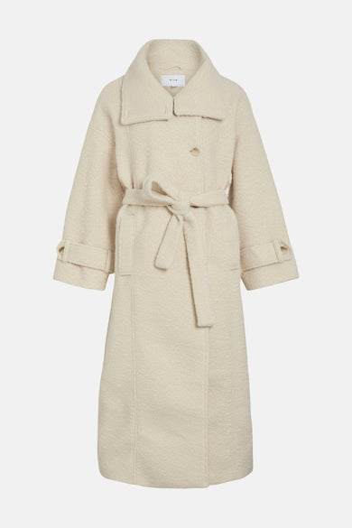 Blanc crème long manteau de VILA avec une ceinture, un col revers et des manches trois-quart.