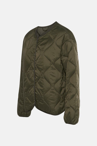Groene jas van VILA® met een gewatteerd ruitpatroon en een knoopsluiting, op een witte achtergrond.
