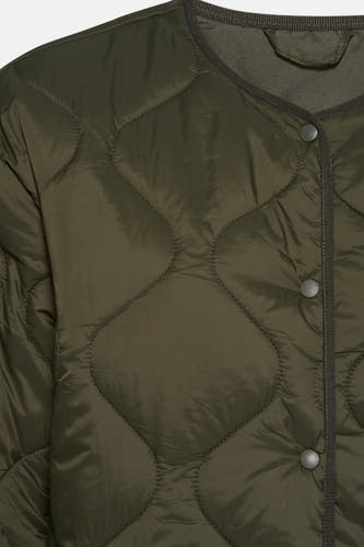 Groene jas van VILA®, met een doorgestikt ruitpatroon en knoopsluiting.
