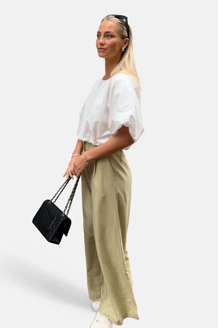 Witte blouse met korte mouwen van VILA®, met pofmouwen en een cropped lengte.