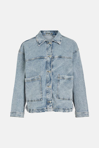 Lichtblauwe jeansjas van VILA met knoopsluiting en twee zakken aan de voorkant.
