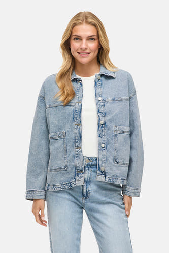 Jeansjas van lichtblauw denim van VILA®, met knoopsluiting en opgestikte zakken.
