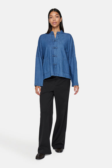 Denim jeanshemd - mid blue denim van VILA® met lange mouwen en Chinese sluiting.
