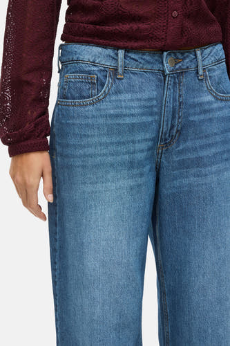 Blauw denim jeans van VILA, met wijde pijpen en zichtbare zakken en knoop.