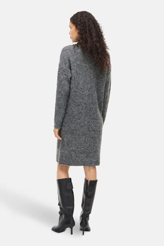 Vêtement gris à longues manches de VILA®, avec des bottes noires en cuir jusqu'aux genoux.