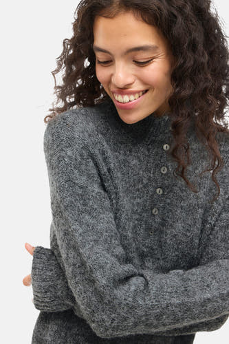 Robe grise à longues manches de VILA, avec des détails de boutons et une fine structure en côtes.