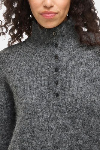 Robe grise à longues manches de VILA, avec une fermeture à boutons et un col haut.