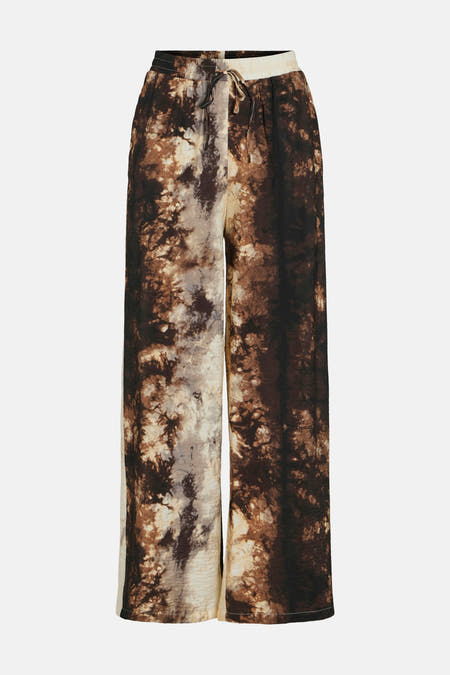 Bruine broek van VILA® met batikpatroon en trekkoord in de tailleband.
