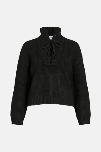 Zwarte trui van VILA, met een hoge hals en vetersluiting aan de voorzijde.