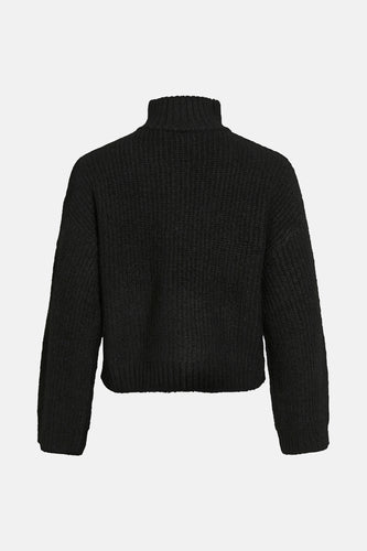 Zwarte trui van VILA, met een hoge kraag en grove ribstructuur, op een witte achtergrond.