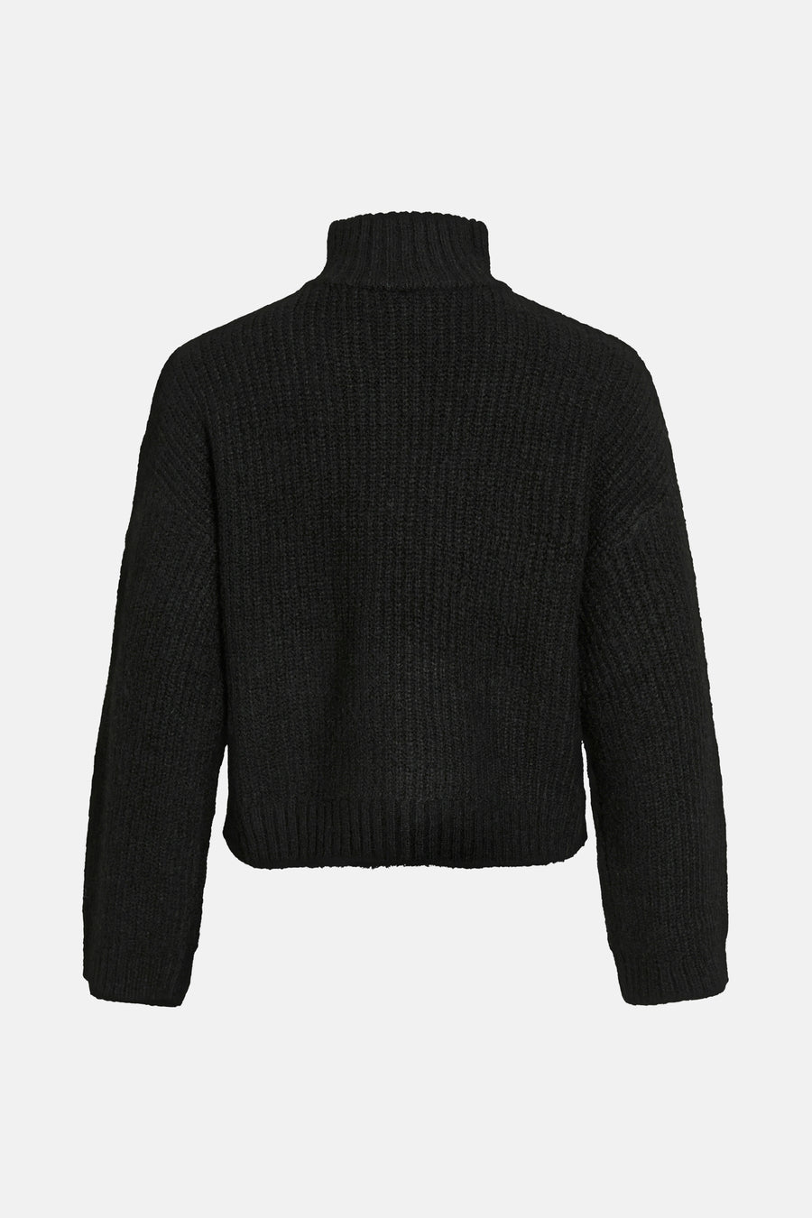 Zwarte trui van VILA, met een hoge kraag en grove ribstructuur, op een witte achtergrond.