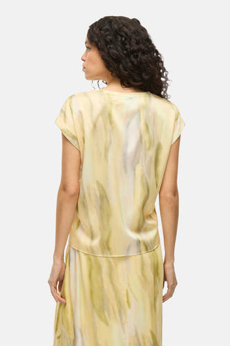 T-shirt jaune à manches courtes de VILA®, avec un motif abstrait et des manches raglées courtes.