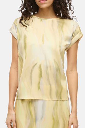 T-shirt jaune à manches courtes de VILA®, avec un motif abstrait et des manches retroussées.