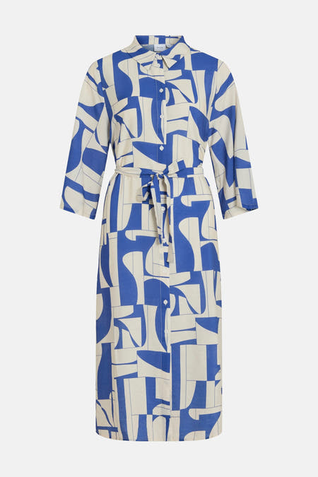 Tunique bleue à manches courtes de VILA, avec un motif abstrait bleu et blanc et une ceinture à la taille.