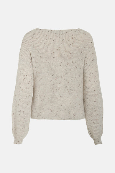 Beige trui van VILA®, met lange mouwen en een fijn gebreid spikkelpatroon.
