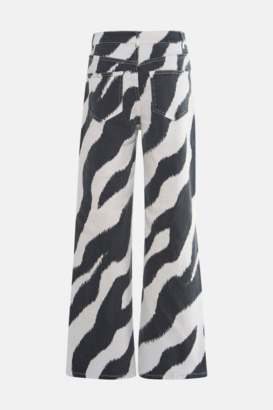 Zwarte broek van VILA® met een opvallend zebrapatroon en wijde pijpen, gezien vanaf de achterkant.
