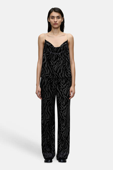 Zwarte broek van VILA®, met een opvallend zebraprintpatroon en een vloeiende, rechte pijpen.
