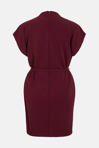 Bordeaux kleedje met korte mouwen van VILA®, met ceintuur in de taille en ritssluiting op de rug.
