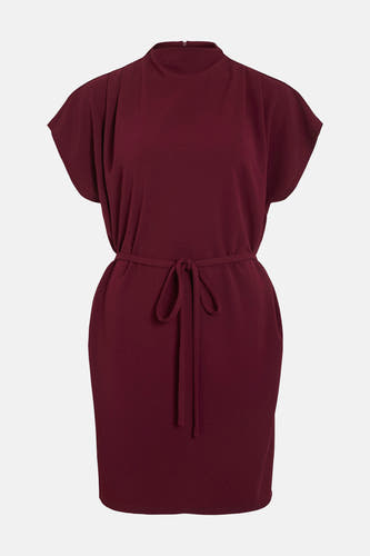 Bordeaux kleedje met korte mouwen van Vila, met ceintuur om de taille.