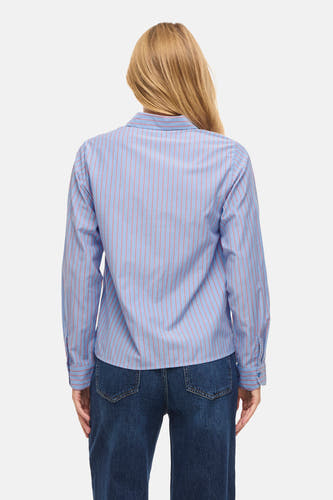 Chemise bleue à rayures à manches longues de VILA®, vue de dos, associée à un jean foncé.