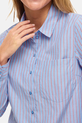 Chemise bleue à rayures à manches longues de VILA®, avec fermeture boutonnée et poche poitrine.