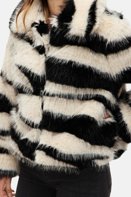 Multikleurige korte jas van VILA, met een zebraprint in zwart en beige imitatiebont.