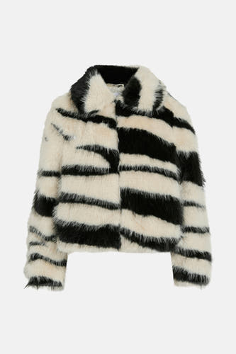 Manteau court multicolore de VILA, avec un motif de fourrure rayée noir et beige et une capuche.