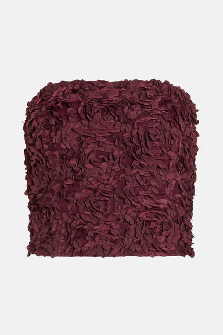 Blouse Bordeaux de VILA®, ornée d'un motif floral et d'une texture détaillée.