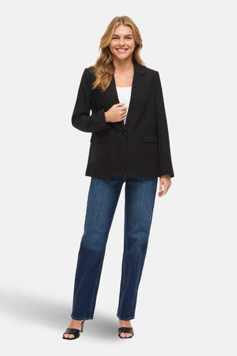 Zwarte blazer van VILA, gedragen met een wit topje en blauwe jeans.