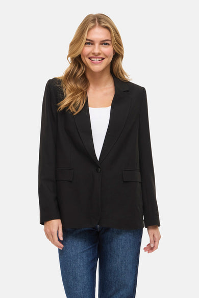 Blazer noire de VILA, vue de dos, avec manches longues et associée à un jean foncé.