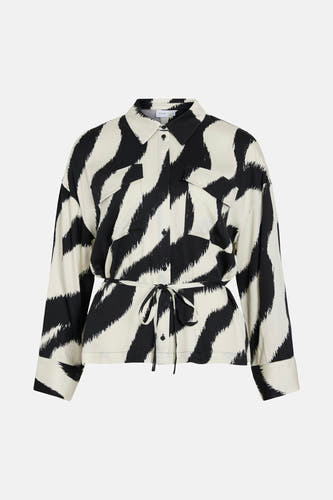Zwart overhemd met lange mouwen van VILA, met een opvallend zebraprintmotief en een strikceintuur.
